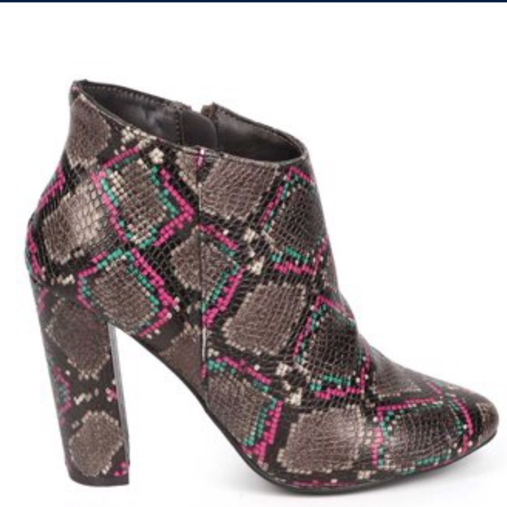 Breckelles Lisa-41 vegan leather snake booties